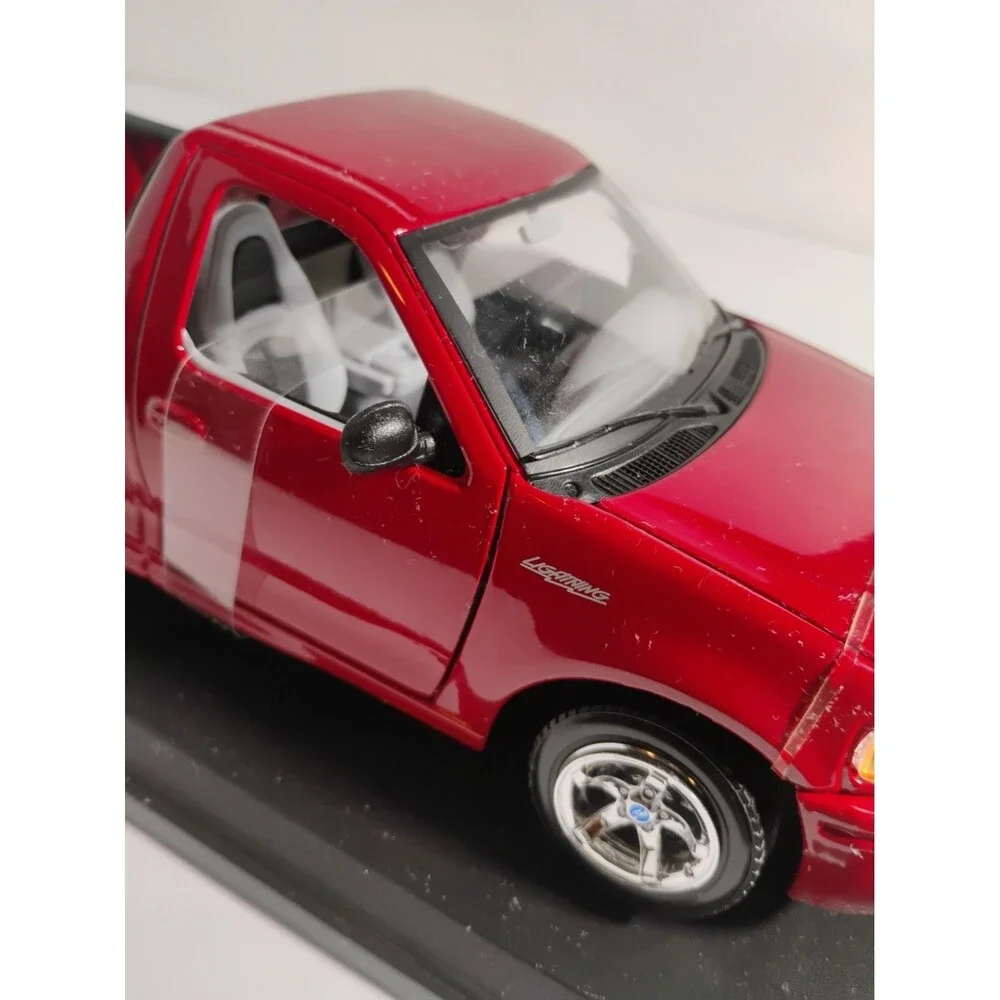 BURAGO GOLD Coll. 1999 Ford F-150 SVT LIGHTNING 1/21 Diecast Pickup Red